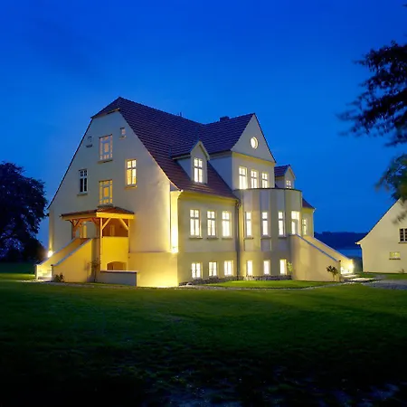 Ferienhaus-remise-direkt-am-wasser-im-gut-grubnow-ruegen *