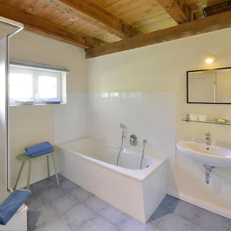 Ferienhaus-remise-direkt-am-wasser-im-gut-grubnow-ruegen * Grubnow