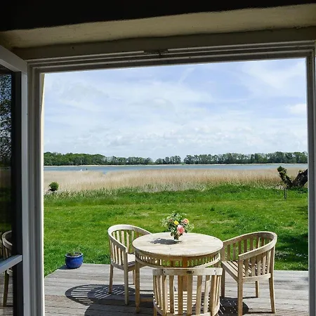 Ferienhaus-remise-direkt-am-wasser-im-gut-grubnow-ruegen Holiday home Grubnow