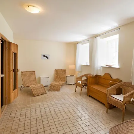 Ferienhaus-remise-direkt-am-wasser-im-gut-grubnow-ruegen Grubnow