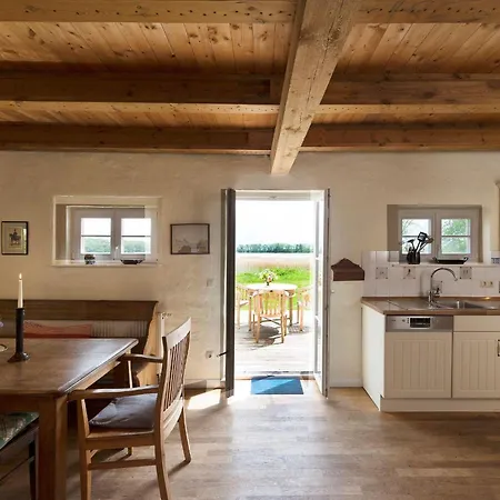 Casa de Férias Ferienhaus-remise-direkt-am-wasser-im-gut-grubnow-ruegen *