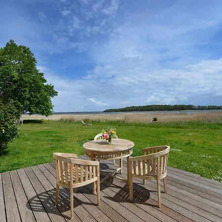 Ferienhaus-remise-direkt-am-wasser-im-gut-grubnow-ruegen Holiday home