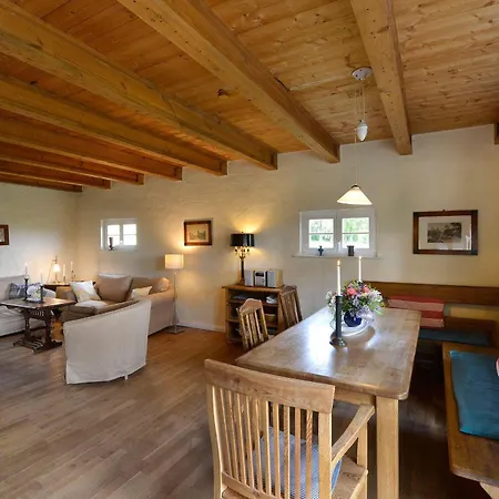 Casa de Férias Ferienhaus-remise-direkt-am-wasser-im-gut-grubnow-ruegen Grubnow