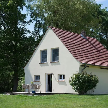 Ferienhaus-remise-direkt-am-wasser-im-gut-grubnow-ruegen * Grubnow